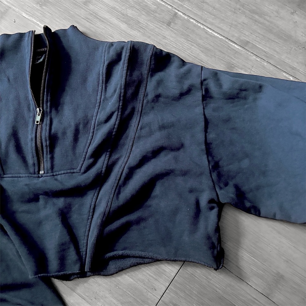 Black loose fit pullover top F21 Small - Picture 3 of 3